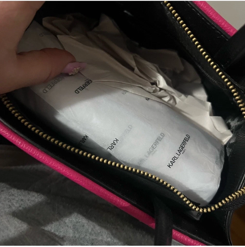 Cartera Bandolera Karl Lagerfeld Negra y Rosa con Dijes Corazón Nueva Con Etiquetas Foto 4 de 4