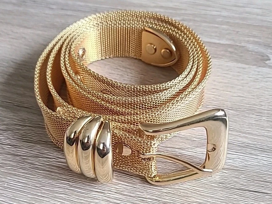 Cinturón de malla metálica dorada vintage*talla grande- XL (51 pulgadas de largo) 1,25 pulgadas de ancho usado en excelente estado Foto 3 de 4