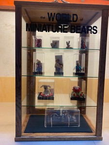 World of Miniature Bears    By Theresa Yang Display Case Set #9999
