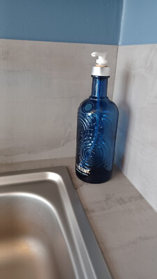 Distributeur à savon en bouteille d'alcool de Vodka limitée. MONDIAL SHIPPING