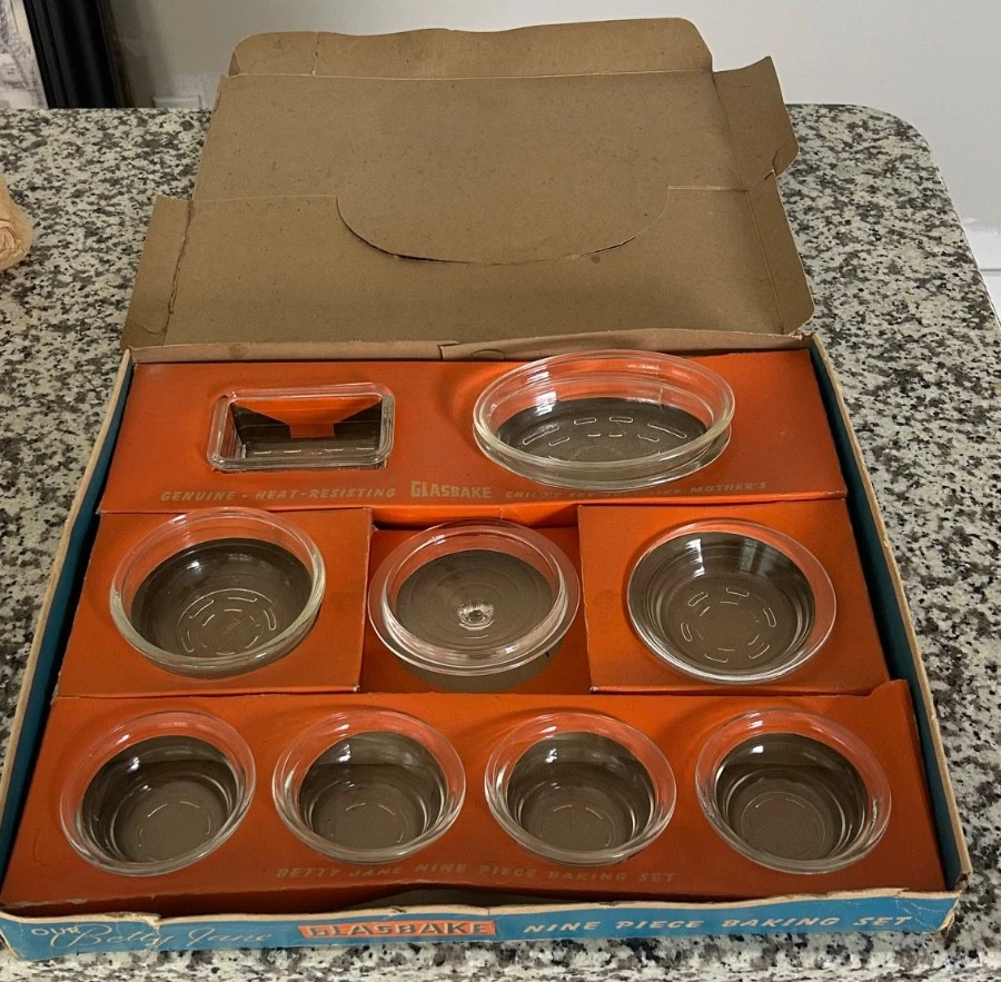 1940’s McKee Glasbake Our Betty Jane Child's 10 Piece Baking Ovenware Set w/Box - Image 2 of 4