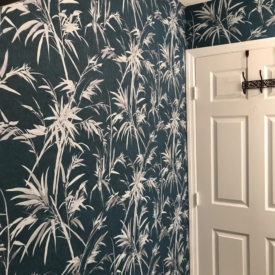 Papel de pared AS no tejido doble rollo azul oscuro tropical con fronda de palma blanca Foto 3 de 4