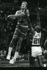 1990 Press Photo Milwaukee's Paul Pressey at the Bradley Center against the Suns