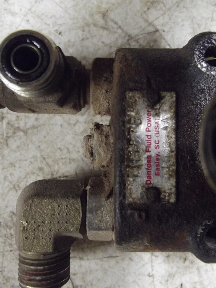 John Deere 345 Hydraulic Control Valve - Image 4 of 4