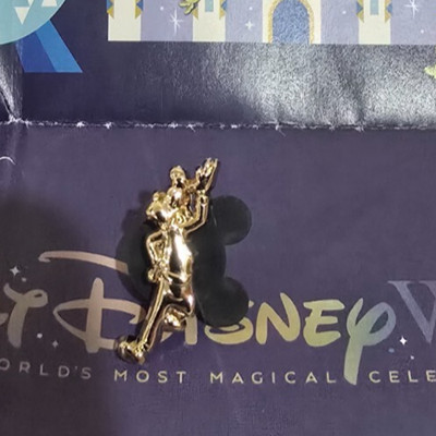 GOOFY LIMITED EDITION GOLD STATUE PIN