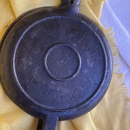 Wagner #7 Cast Iron Waffle Maker Low Base Pat July 26, 1892