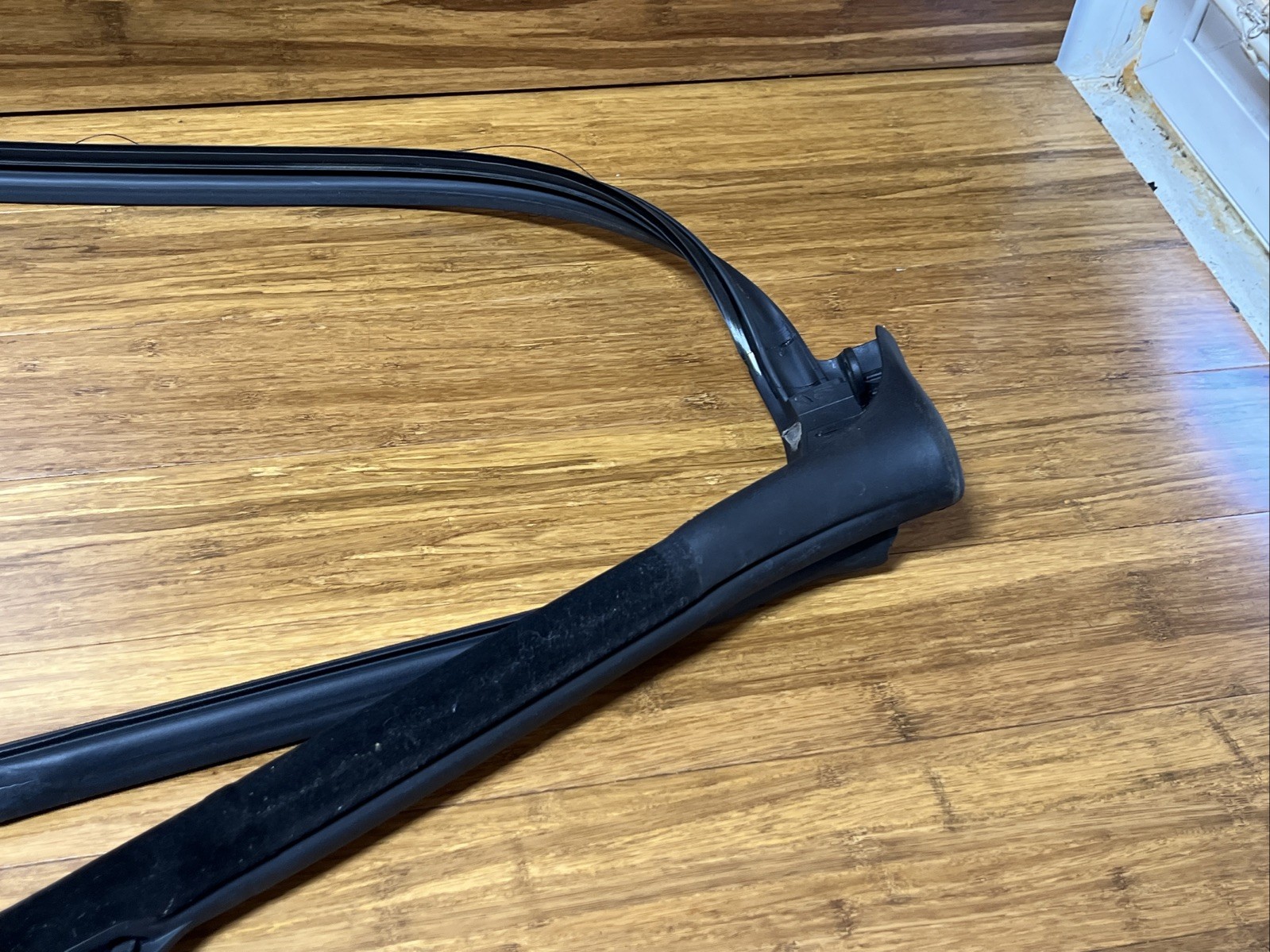 2017-2023 Rolls Royce Dawn Windshield Seal W/ Right Quarter Glass OEM NOTE