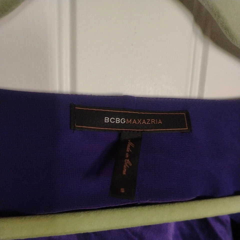 Blusa de Seda BCBGMAXAZRIA Púrpura Real Talla S Pequeña Cuello en V Recorte Baxk  Foto 2 de 4