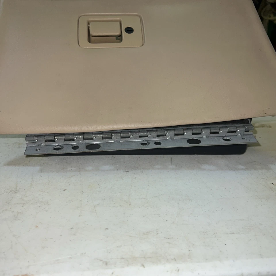 Guantera Lincoln Mark VIII 1997 1998 marfil Foto 2 de 4