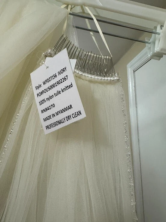 Velo largo capilla recortado con cuentas y perlas nupciales de David Foto 3 de 4