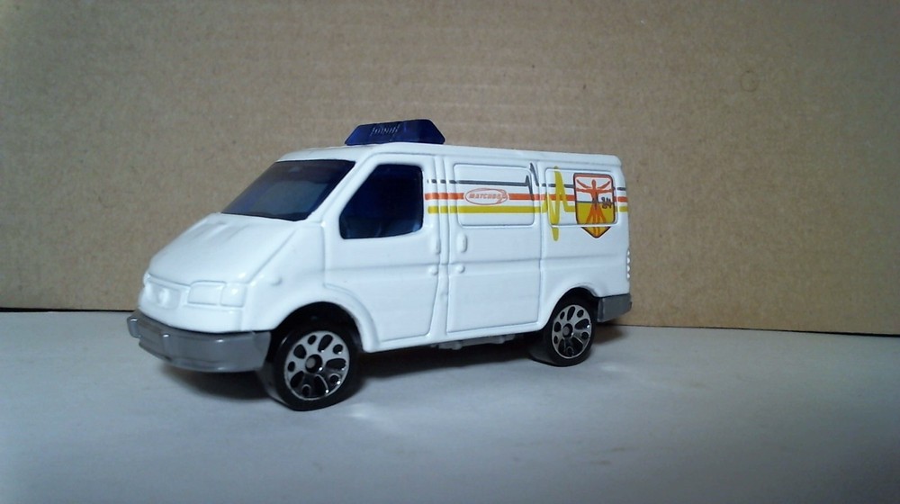 MATCHBOX AMBULANCE FORD TRANSIT - 1995 - MINT