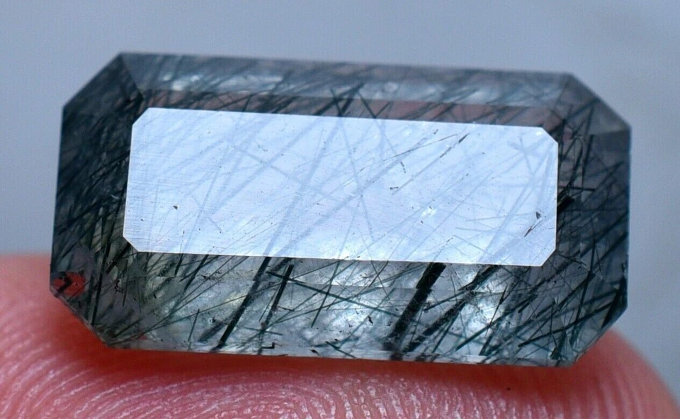 Spécimen Quartz du Pakistan avec aiguilles de Riebeckite/9,60 carats - Imagen 4 de 4