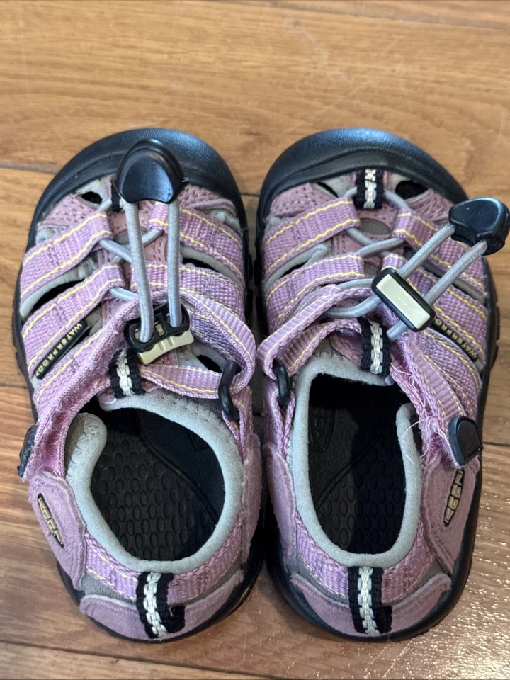 Sandalias Keen para niños pequeños talla 8. Zapatos de punta dura e impermeables rosa y gris Foto 4 de 4