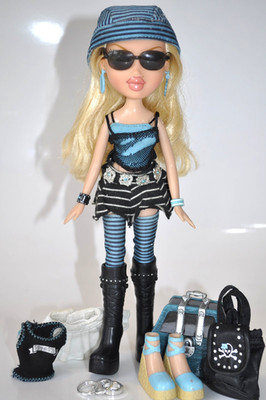 Bratz G1 Treasures! Cloe Pirate Fashion Doll-05-Mismatch Earrings-No Brush-ExCo.