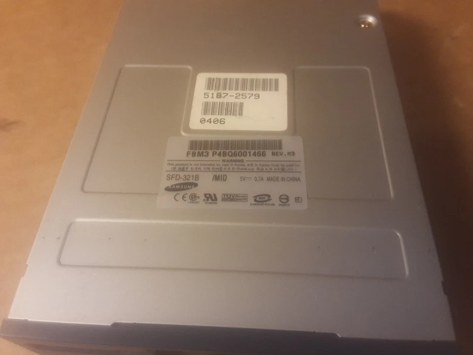 Samsung SFD-321B rev M3 F3M3  3.5" 1.44 MB DS/HD FDD Floppy Disk Drive - Image 3 of 4