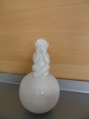 Deko-Engel / Putto sitzend auf einer Kugel