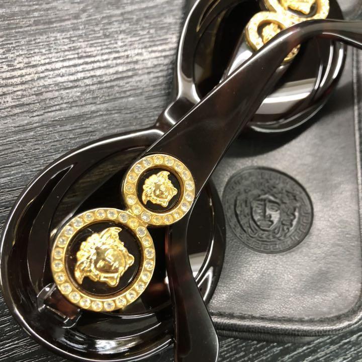 GIANNI VERSACE ゴールドオーバルサングラス メンズ デザイナー アイウェア | ヴェルサーチェ 日本