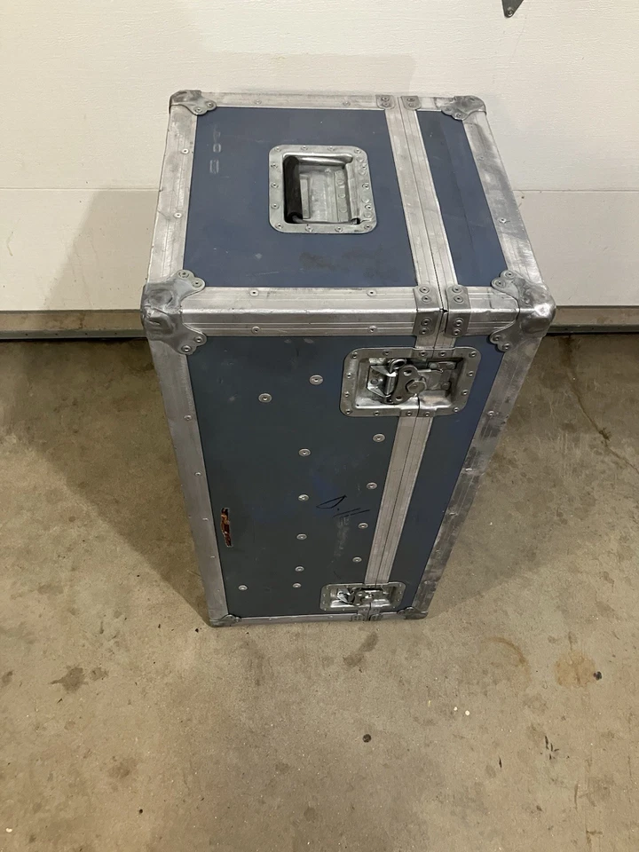 Country music singer BC Steamer trunk Flight Road Case Padded 35 x 17.5 x 17.5 - Image 3 of 3