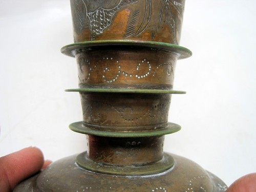 Unico vaso tromba vintage art deco in rame e ottone inciso con anelli - Foto 2 di 7