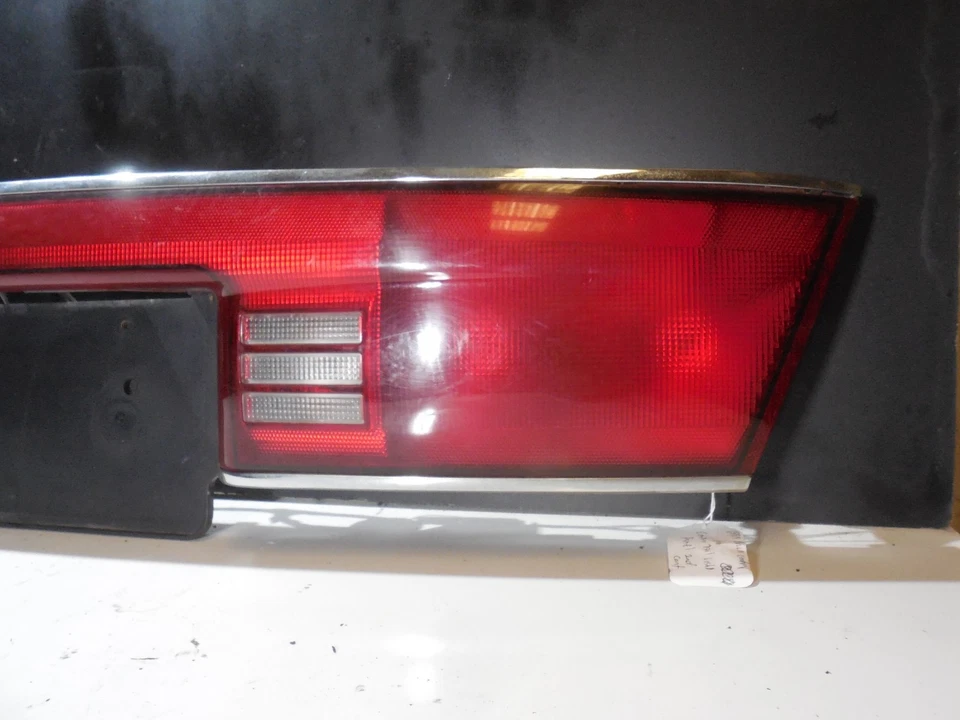 Conjunto de panel de luz trasera central 16523241 1997-2005 Buick Century Foto 4 de 4