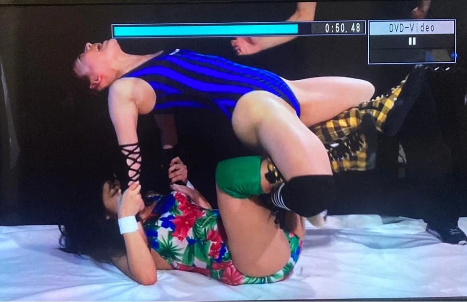 Juego de 2 discos DVD de lucha libre profesional Fighting Girls 13 para mujer 90 min usado Foto 4 de 4