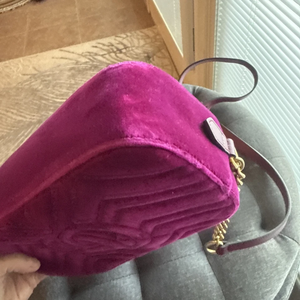 Bandolera Gucci Marmont de terciopelo púrpura Foto 4 de 4