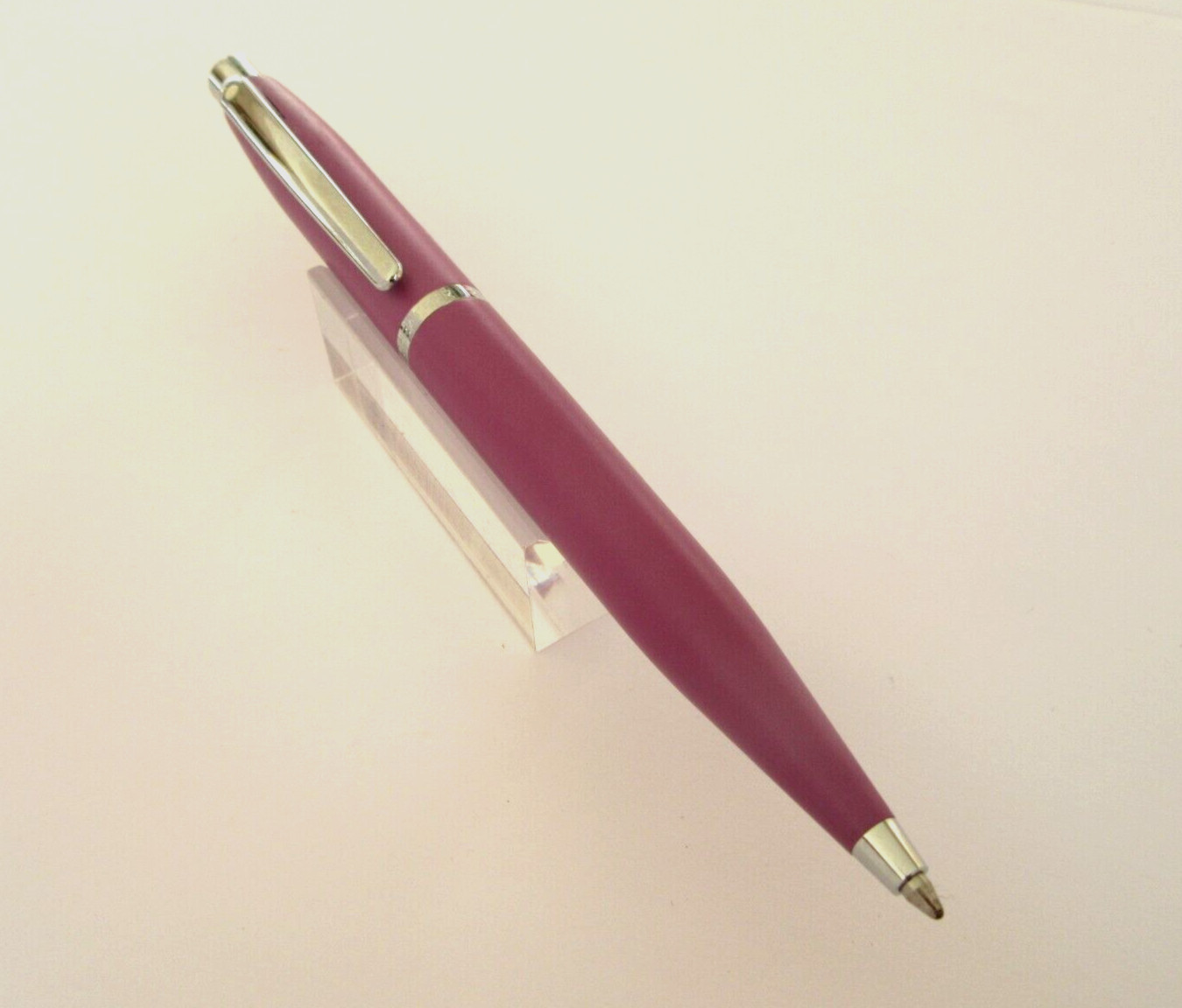 Stylo bille Sheaffer rose l'accessoire de bureau chic pour vos notes
