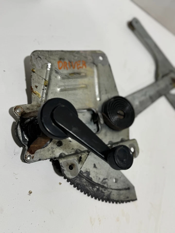 1994-1998 GMC JIMMY MANUAL WINDOW DOOR TRACK SLIDER ASSEMBLY FRONT RIGHT - Image 4 of 4