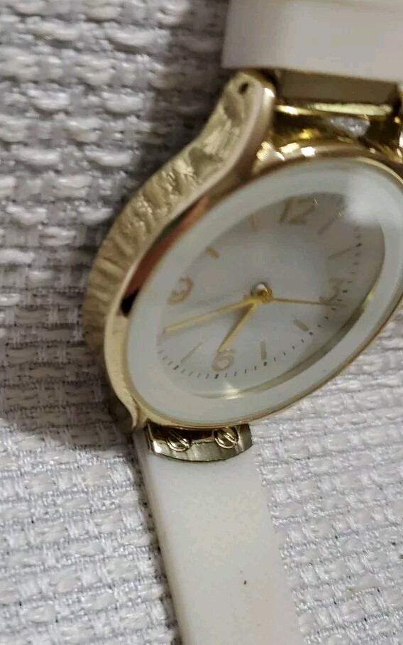 Ladies White Silicone Strap With Goldtone Casse And White  display picture 1