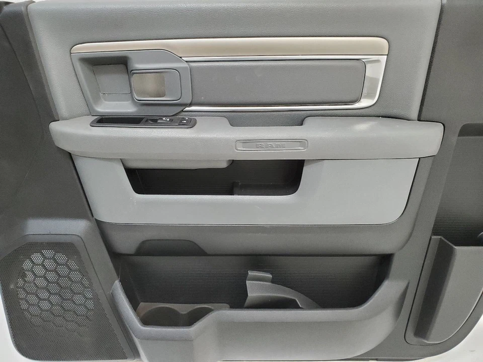 2018 TOYOTA RAM 1500 Passenger Front Door Trim Panel  - Imagem 3 de 4