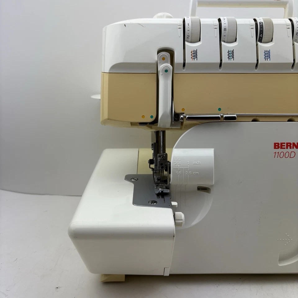 (Leer Descripción) Máquina de Coser Bernina 1100D Overlocker Serger Probada Funciona Foto 4 de 4