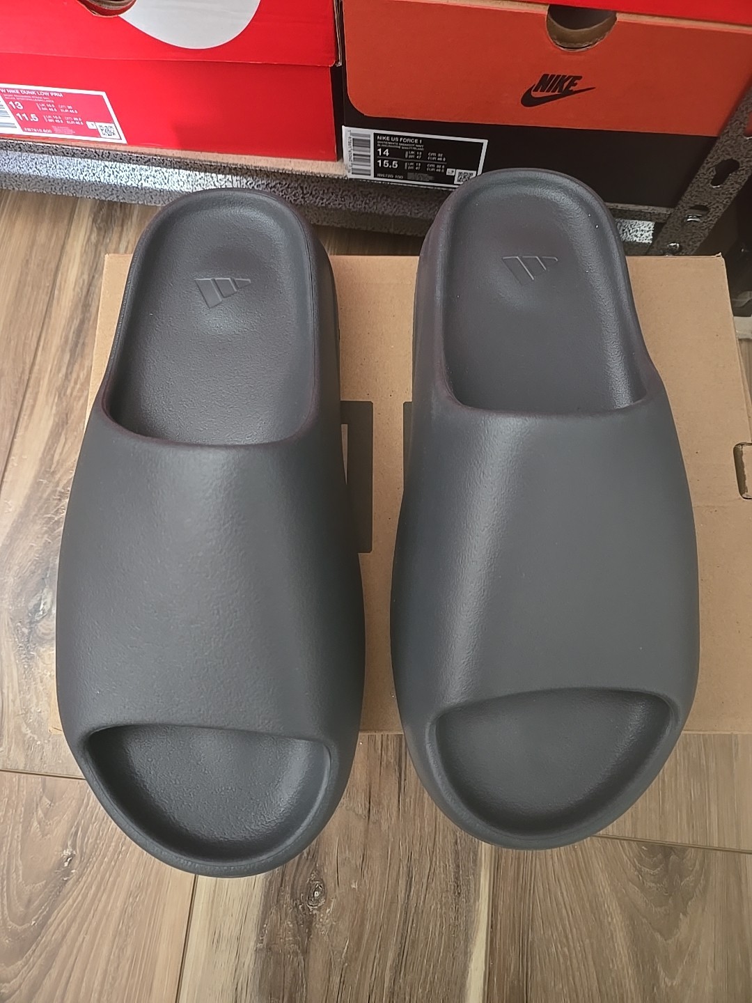 BRAND NEW Adidas Yeezy Slides Granite ID4132 Men's Size 12 Gray With Box thumbnail 2