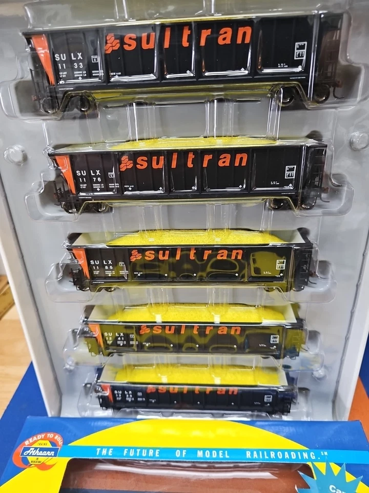 Athearn 94940 Sultran: SULX: 50’ Bathtub Gondola with load: 5 pack  - Image 4 of 4