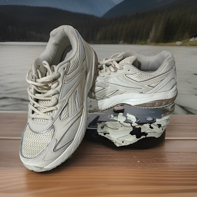Reebok Women s  White/Silver Low Top Lace-Up Athletic Sneakers Mesh size 8.5
