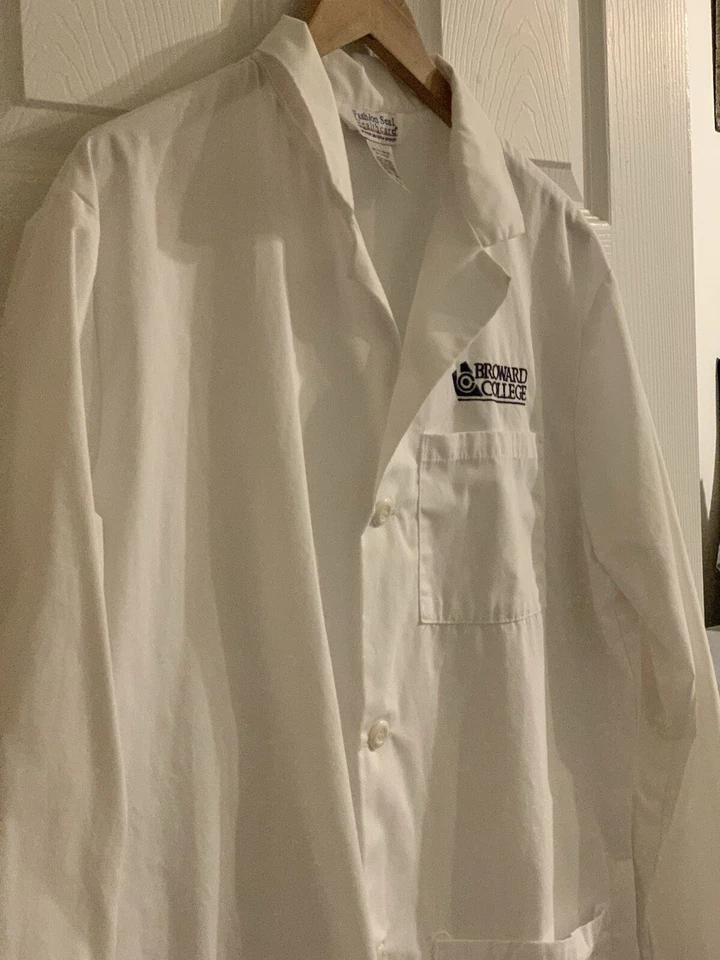 Lab Coat - BROWARD COLLEGE - size Large- LONG SLEEVE. - Image 2 of 4