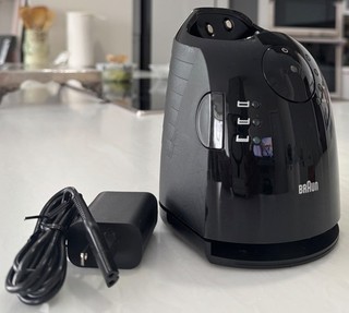Braun 5675 Stazione di Pulizia e Ricarica con Adattatore per Rasoi Pulsonic Serie 7