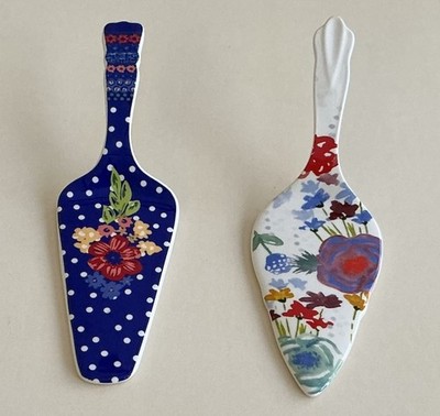 Set of 2 Pioneer Woman Floral Ceramic Pie Servers Celia Linen/Dazzling Dahlias