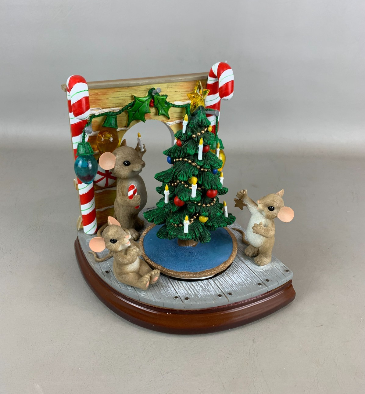 NIB Dean Griff From Roman Inc Charming Tails "MOUSE HOLE CHRISTMAS SCENE" 30388