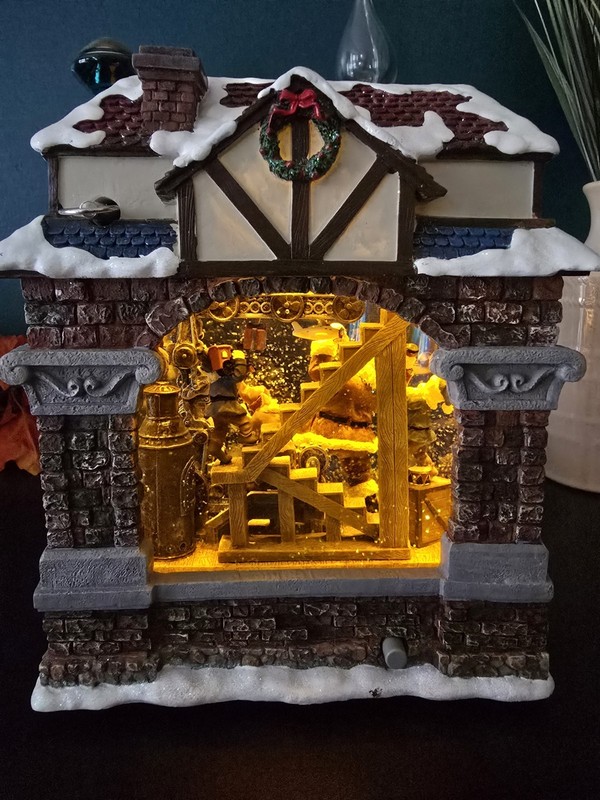 Kirkland Christmas Water Window Santa 166869 Workshop Lights Up & Music