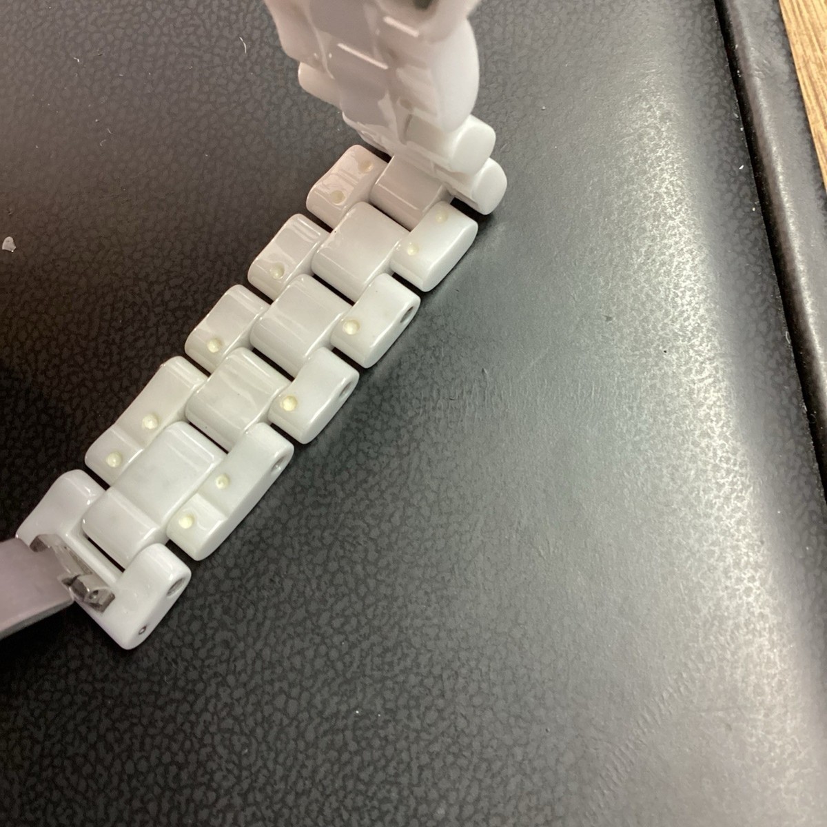 シェーンボーデン \"CHANEL CHANEL CHANEL\" 白 27cm J12 Watch, 29 mm White Ceramic & Steel - H2570 | CHANEL