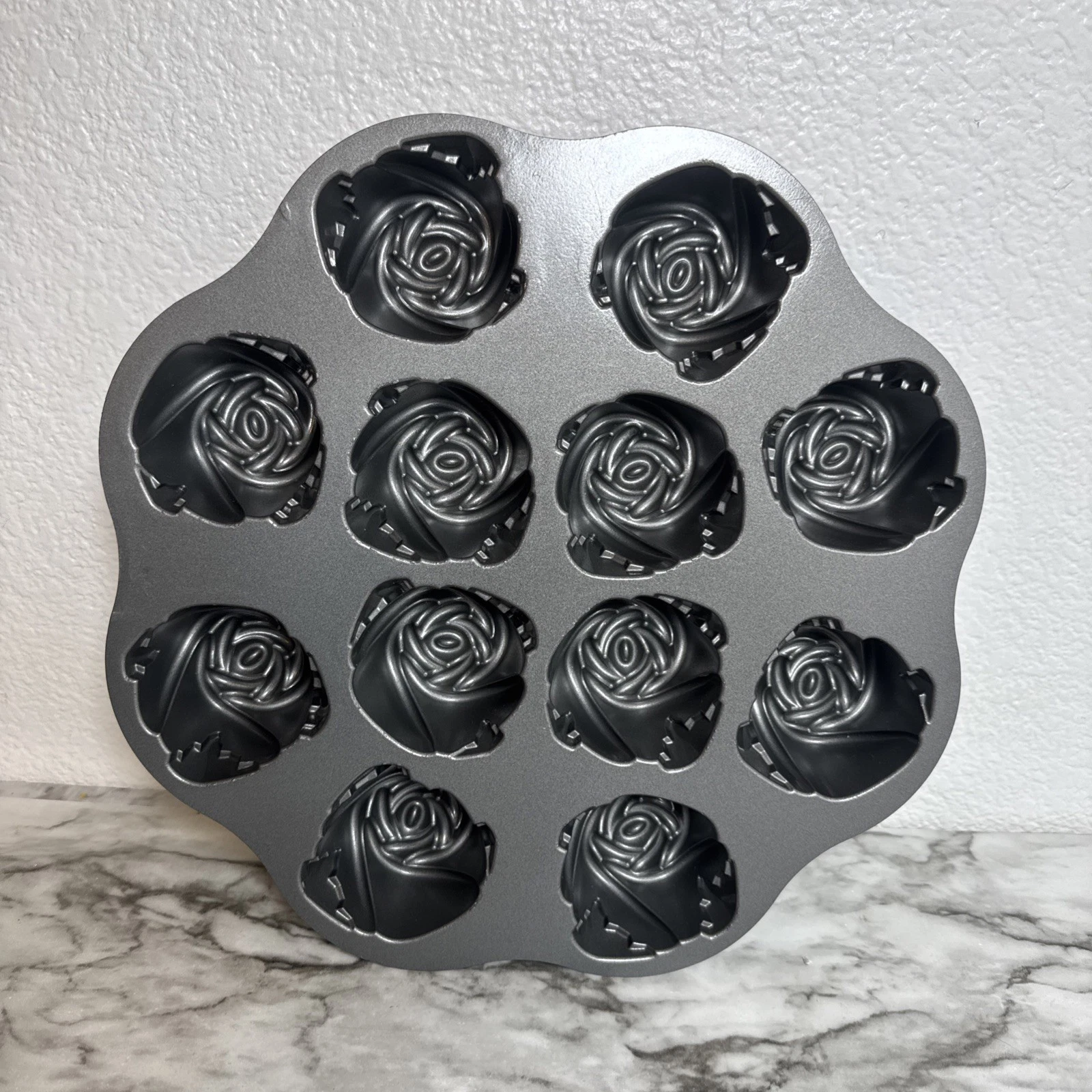 Nordic Ware Dozen Sweetheart Roses Valentine Muffin Cupcake Nonstick Pan 12
Opens in a new window or
