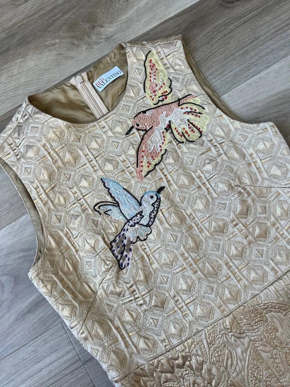 Raro abito uccellino ricamato jacquard rosso Valentino beige archivio senza maniche
