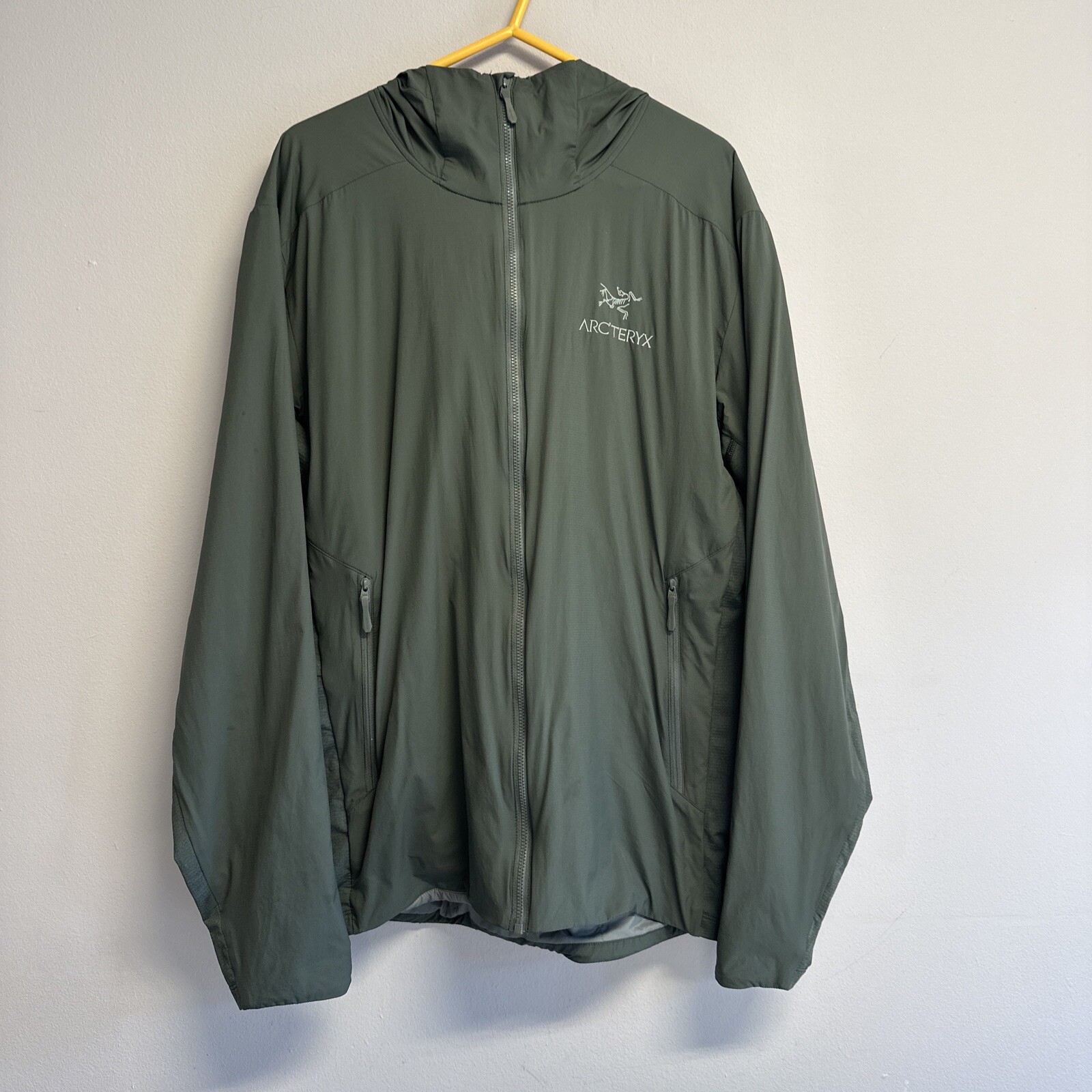 Chaqueta con capucha gris Arcteryx ATOM SL. Talla mediana