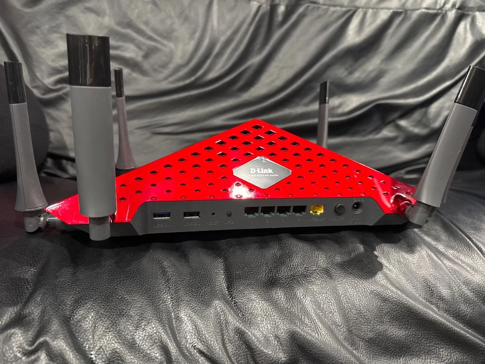 D-Link AC3200 Dual Band Wireless Gigabit Ultra WiFi Router - DIR-885L - Image 2 of 4