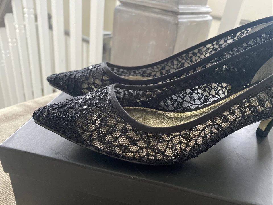 Zapatos de salón de noche Adrianna Papell LOIS de encaje negro con tacón de gatito talla EE. UU. 9,5 M Foto 3 de 4