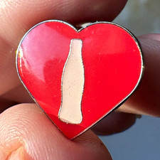 Coca-Cola Pin/Anstecknadel herzf&ouml;rmig rot mit Flaschen-Silhouette