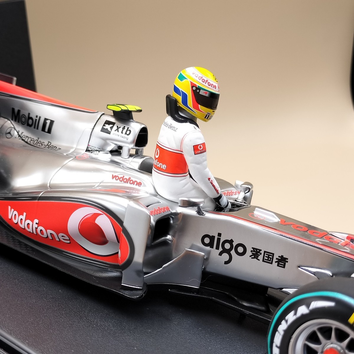 MINICHAMPS 1/18 Vodafone McLaren Mercedes MP4-25 L. Hamilton
