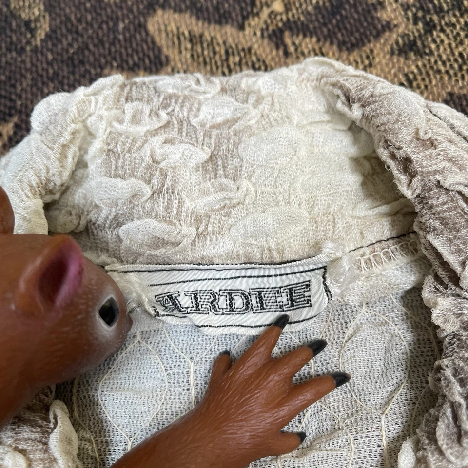 Винтажная женская блузка 50-х с длинным рукавом на пуговицах с оборками спереди размер маленький стрейч - Изображение 4 из 4