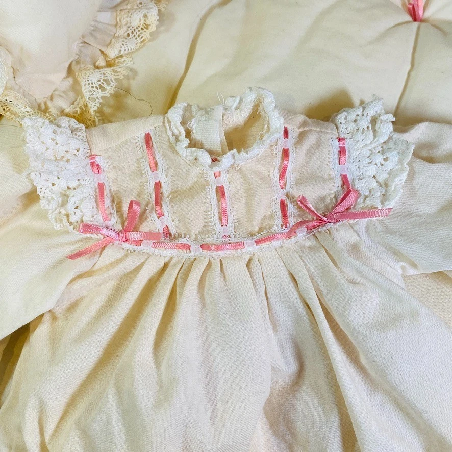 Juego de cama y ropa de cama de metal Samantha 1992 American Girl Doll de 18", camisón, alfombras Foto 3 de 4