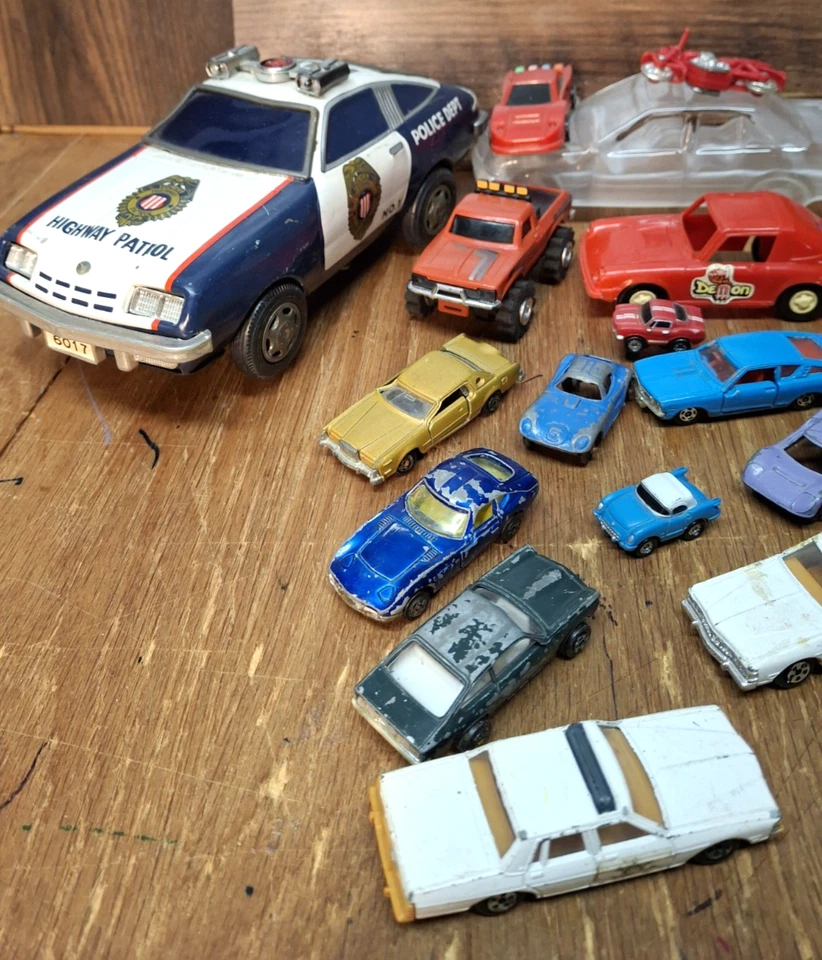 Lote de 30 coches de juguete de los años 70 a 90 fundidos a presión, plástico, estaño tamaños mixtos Foto 2 de 4